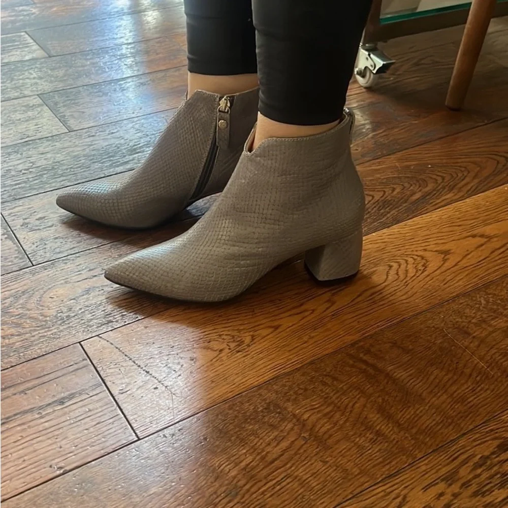 Agl MADE IN ITALY LEATHER Gray Textured Ankle Boots with V-Shaped Opening - Picture 10 of 10